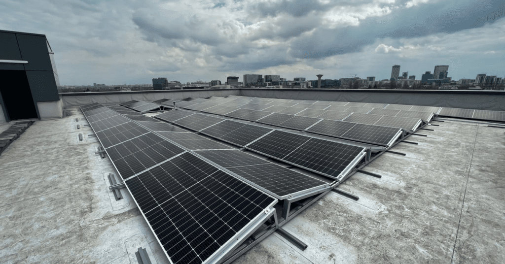 Kärcher România a investit 100.000 de euro în dotarea cu panouri fotovoltaice a sediului inaugurat anul trecut în cartierul Pipera din București.