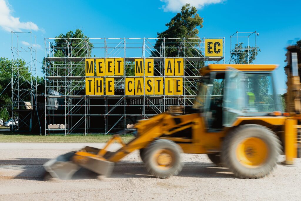Electric Castle este pregătit să înceapă, în 19 iulie, pe cele 40 ha ale Domeniului Banffy din Bonțida, cu 12 scene, un camping de 20.000 de oameni, 300 de artiști în program.