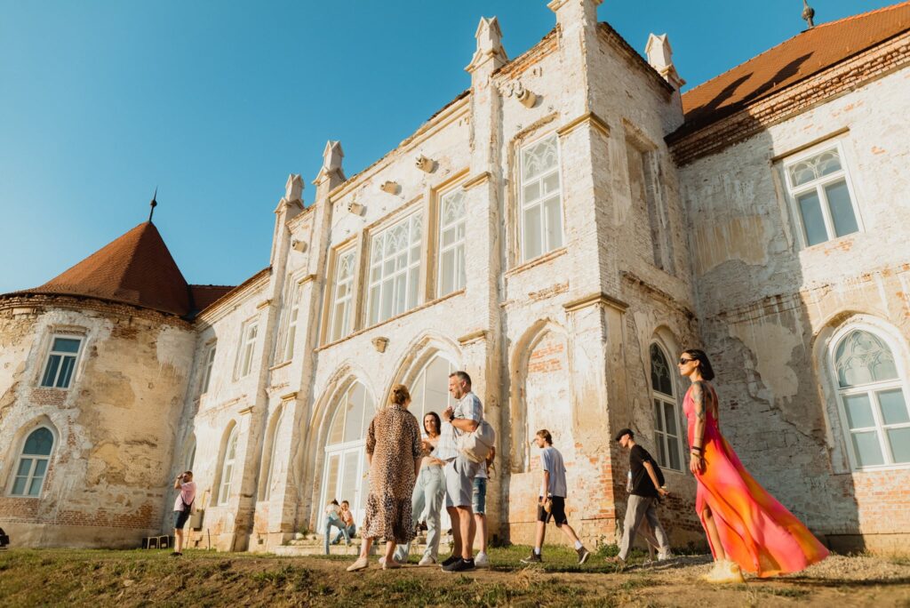 De la colectarea separată ce aduce beneficii pentru restaurarea Castelului Banffy din Bonțida (județul Cluj) la un consum responsabil al resurselor puse la dispoziție, participanții la Electric Castle pot avea propria contribuție pentru a crea o ediție mai verde și mai prietenoasă cu mediul. 