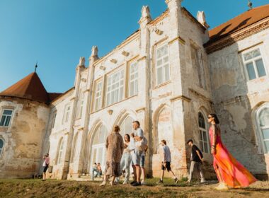 De la colectarea separată ce aduce beneficii pentru restaurarea Castelului Banffy din Bonțida (județul Cluj) la un consum responsabil al resurselor puse la dispoziție, participanții la Electric Castle pot avea propria contribuție pentru a crea o ediție mai verde și mai prietenoasă cu mediul. 