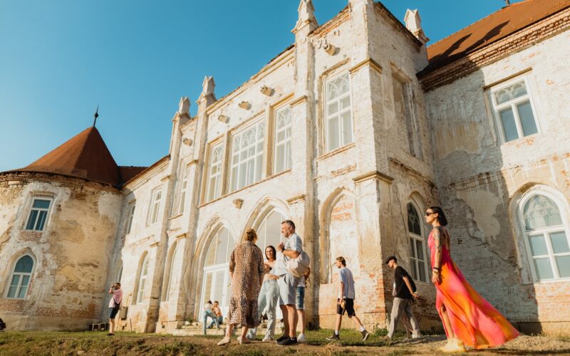 De la colectarea separată ce aduce beneficii pentru restaurarea Castelului Banffy din Bonțida (județul Cluj) la un consum responsabil al resurselor puse la dispoziție, participanții la Electric Castle pot avea propria contribuție pentru a crea o ediție mai verde și mai prietenoasă cu mediul. 