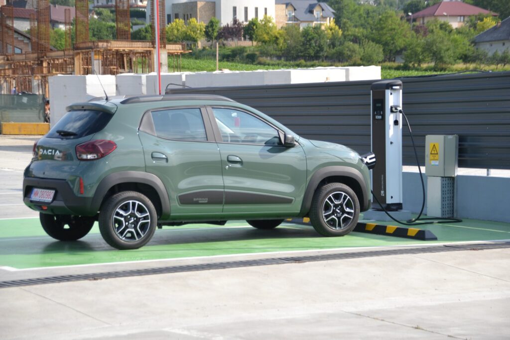 Romică Mereuț, administrator al benzinăriei VVM Peco, din comuna maramureșeană Fărcașa, a decis să vină în ajutorul deținătorilor de autoturisme electrice prin darea în folosință a unei asemenea stații de încărcare.