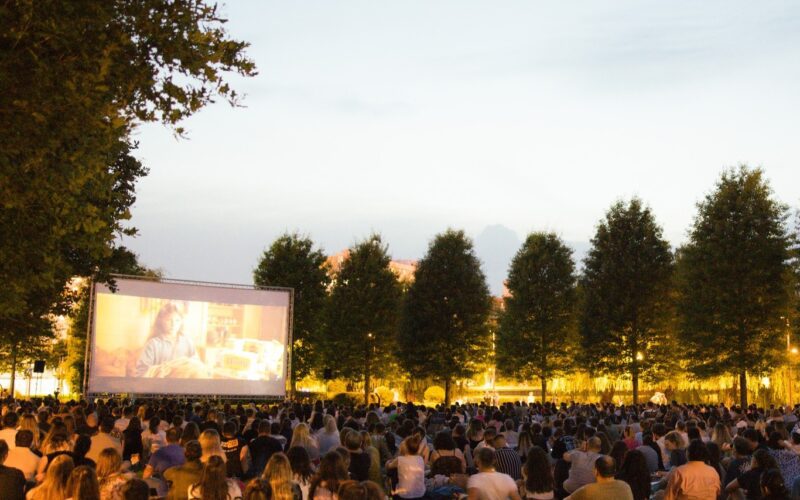 Caravana Orange Pop-Up Cinema ajunge joi, 27 iulie. Producții de renume precum ,,Ant-Man and the Wasp: Quantumania”- o producție spectaculoasă Marvel; ,,The Lost City” - o aventură pe viață și pe moarte în junglă a cărei protagonistă este Sandra Bullock; thriller-ul ,,Bullet Train” și  ,,John Wick 4” vor putea fi vizionate, până duminică, pe ecranul amplasat în Iulius Parc. 