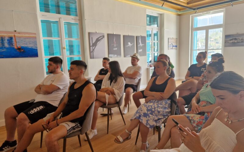 Ne aflăm, cu GALNP pe Insula Poros, din Grecia, împreună cu 10 tineri din grupul țintă al proiectului de incluziune socială finanțat din fonduri UE.