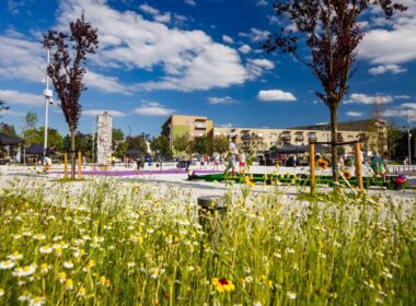 Municipalitatea clujeană a informat că a fost redat, după modernizarea, spațiul public de pe platoul din fața Sălii Sporturilor Horia Demian, debutul fiind realizat de festivalul de activități sportive Urban Playfield.