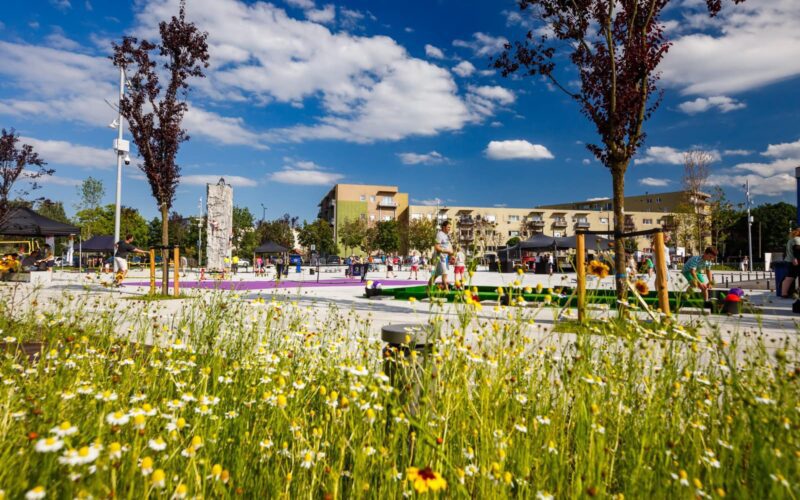 Municipalitatea clujeană a informat că a fost redat, după modernizarea, spațiul public de pe platoul din fața Sălii Sporturilor Horia Demian, debutul fiind realizat de festivalul de activități sportive Urban Playfield.