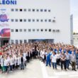 Leoni Wiring Systems își consolidează astfel angajamentul față de principiile nediscriminării și egalității de șanse și față de cultura organizațională bazată pe respect reciproc, încredere și diversitate.