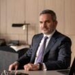 Recent, Omer Tetik, CEO Banca Transilvania a vândut acțiuni de 1,5 milioane lei, potrivit Forbes. În total, Călinescu a vândut 123.116 acţiuni, la un preţ mediu de 21,34 lei pe unitate, în total 2,6 milioane de lei.