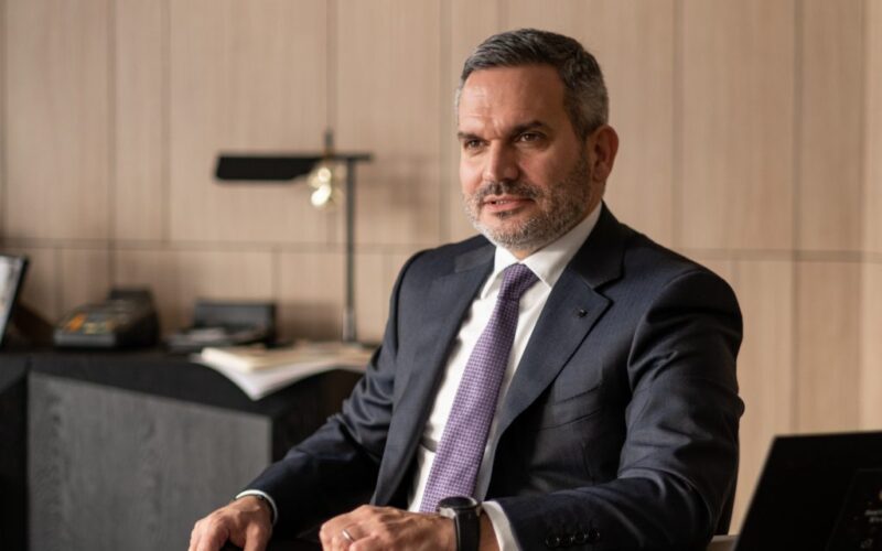 Recent, Omer Tetik, CEO Banca Transilvania a vândut acțiuni de 1,5 milioane lei, potrivit Forbes. În total, Călinescu a vândut 123.116 acţiuni, la un preţ mediu de 21,34 lei pe unitate, în total 2,6 milioane de lei.