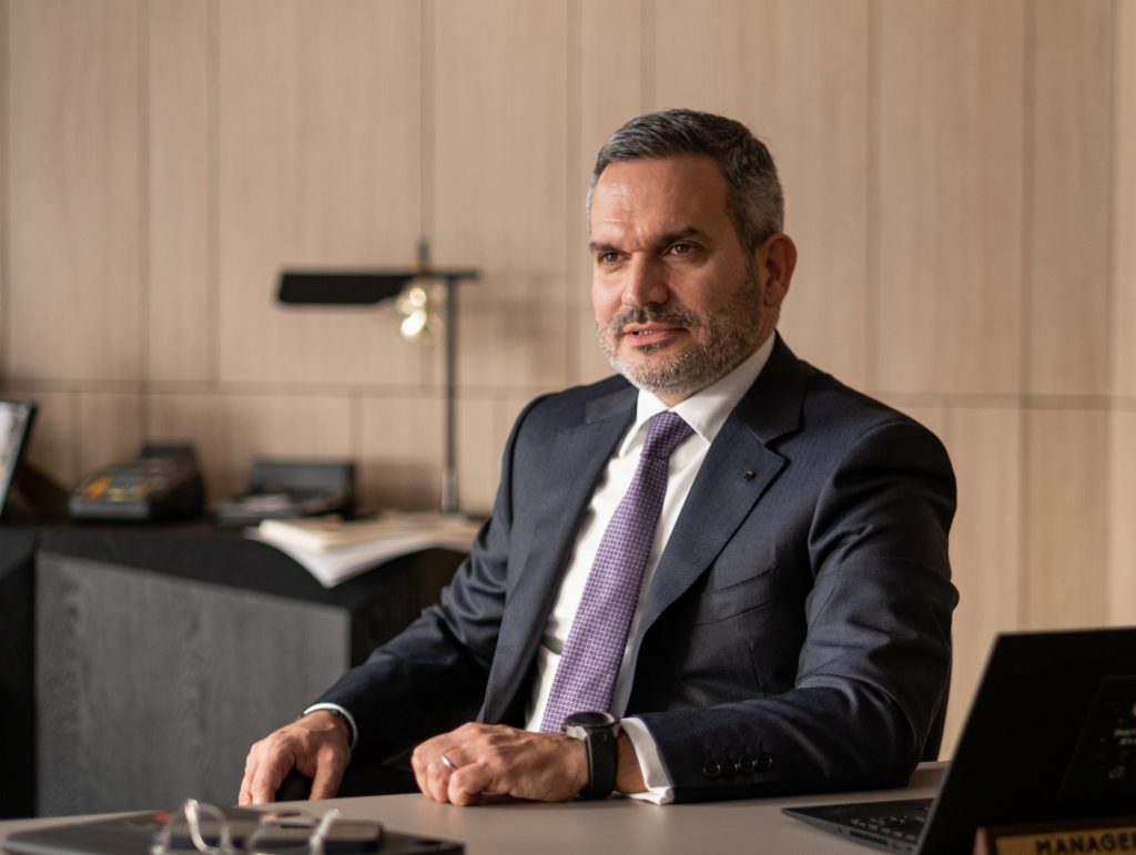Recent, Omer Tetik, CEO Banca Transilvania a vândut acțiuni de 1,5 milioane lei, potrivit Forbes. În total, Călinescu a vândut 123.116 acţiuni, la un preţ mediu de 21,34 lei pe unitate, în total 2,6 milioane de lei.