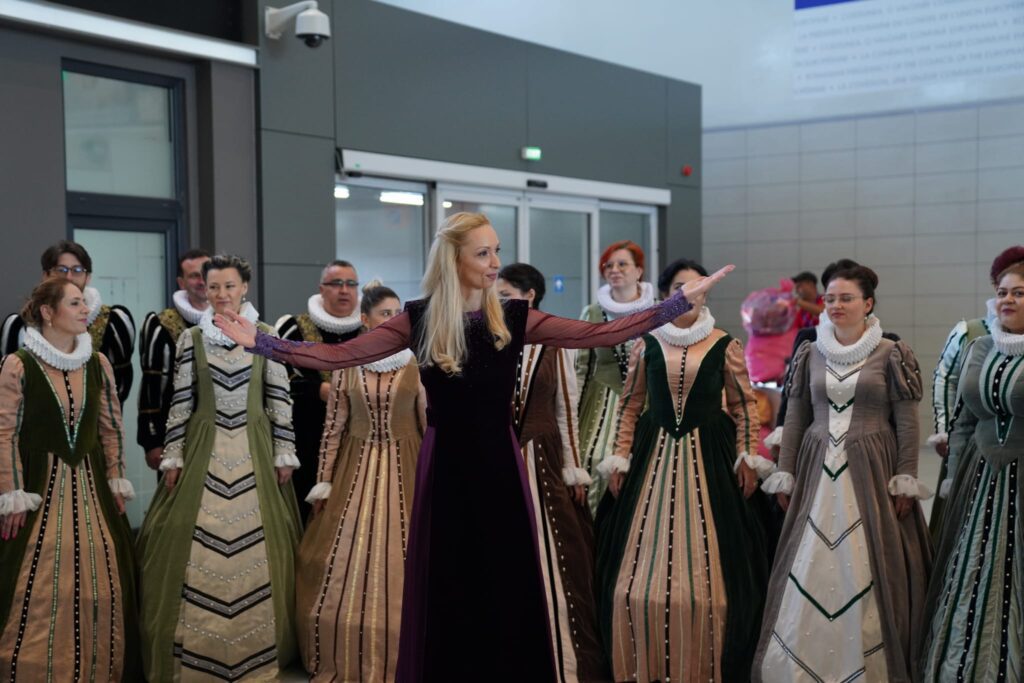 Evenimentul s-a desfășurat în incinta aeroportului, în zona de legătură dintre terminalele plecări și sosiri și a fost urmat de un recital susținut de Corul Madrigal, dirijat de Anna Ungureanu.