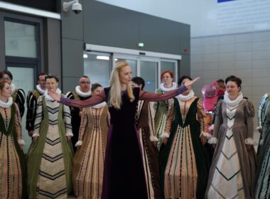Evenimentul s-a desfășurat în incinta aeroportului, în zona de legătură dintre terminalele plecări și sosiri și a fost urmat de un recital susținut de Corul Madrigal, dirijat de Anna Ungureanu.