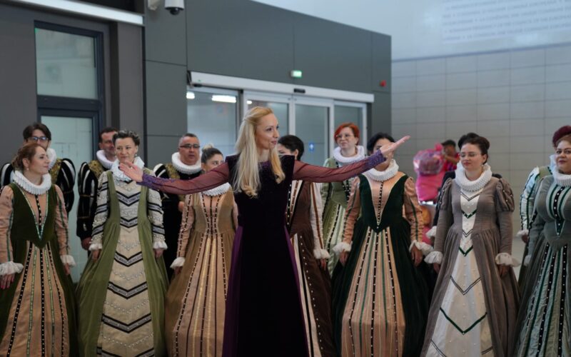 Evenimentul s-a desfășurat în incinta aeroportului, în zona de legătură dintre terminalele plecări și sosiri și a fost urmat de un recital susținut de Corul Madrigal, dirijat de Anna Ungureanu.