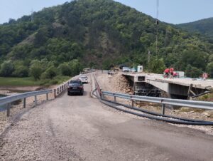 
Au demarat lucrările de demolare a vechiului pod, aflat într-o stare avansată de degradare, situat în localitatea clujeană Someșul Rece, la km 4+310 al Drumului Județean 107P (DN1) Gilău – Mărișel –Drumul Național 1R.
