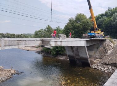 Au demarat lucrările de demolare a vechiului pod, aflat într-o stare avansată de degradare, situat în localitatea clujeană Someșul Rece, la km 4+310 al Drumului Județean 107P (DN1) Gilău – Mărișel –Drumul Național 1R.
