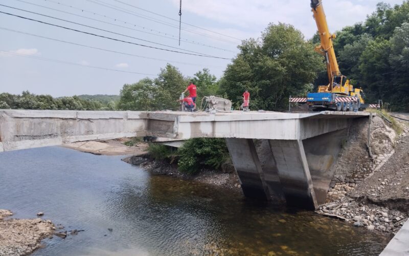 Au demarat lucrările de demolare a vechiului pod, aflat într-o stare avansată de degradare, situat în localitatea clujeană Someșul Rece, la km 4+310 al Drumului Județean 107P (DN1) Gilău – Mărișel –Drumul Național 1R.