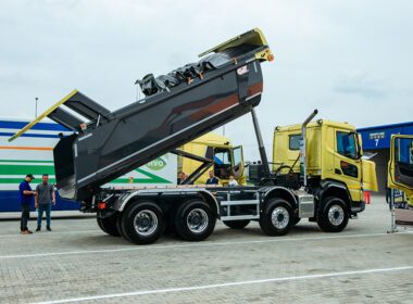 Conducerea TH Trucks România a marcat în mod oficial extinderea rețelei de dealeri DAF prin noul centru de vânzări și service situat în Parcul Industrial Borș.