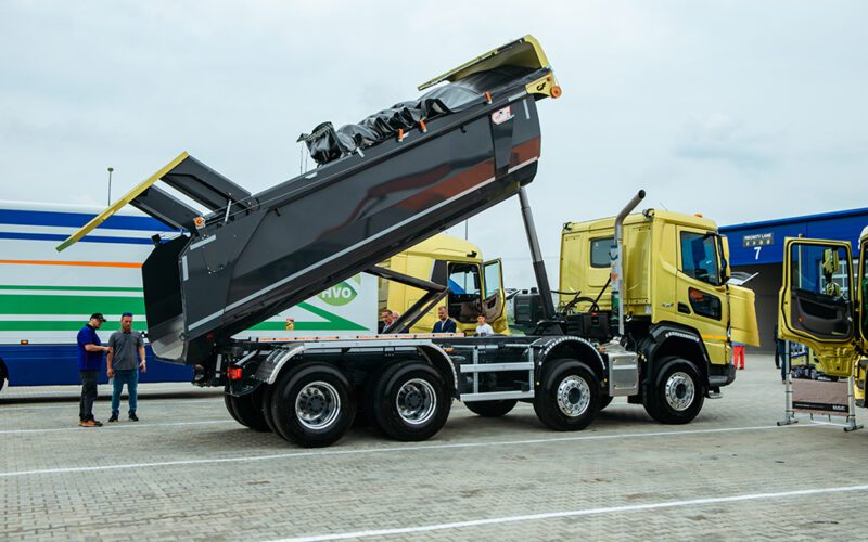 Conducerea TH Trucks România a marcat în mod oficial extinderea rețelei de dealeri DAF prin noul centru de vânzări și service situat în Parcul Industrial Borș.