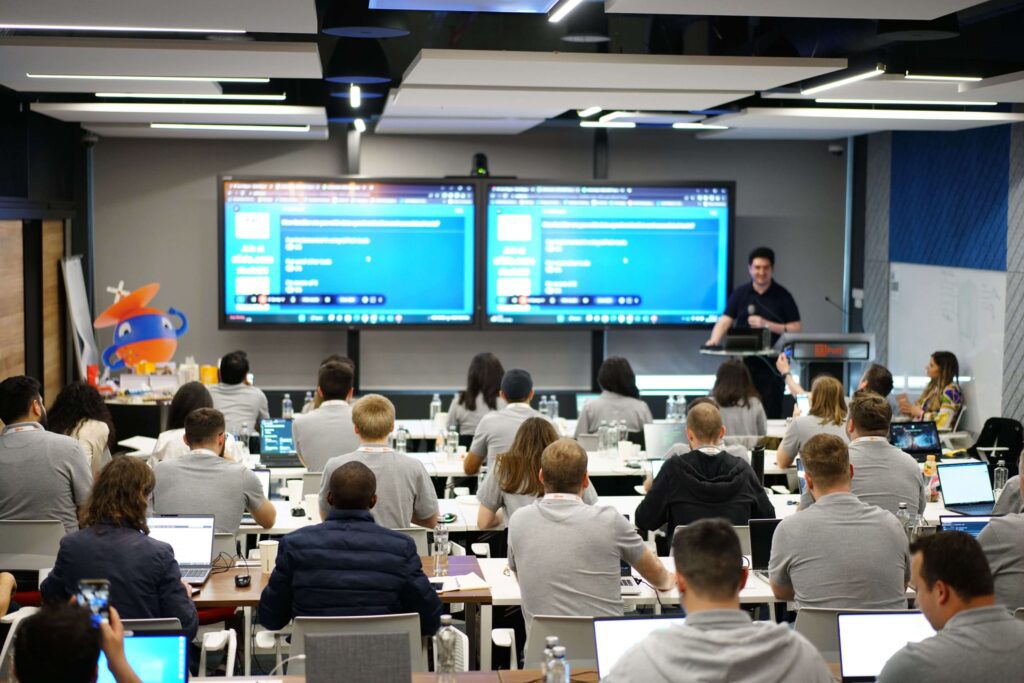 Fiind într-o vizită academică la New York, am acceptat cu plăcere și curiozitate invitația UiPath și a domnului Daniel Dines de a vizita sediul general UiPath din New York.