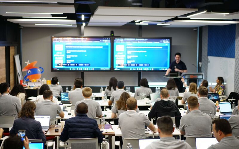 Fiind într-o vizită academică la New York, am acceptat cu plăcere și curiozitate invitația UiPath și a domnului Daniel Dines de a vizita sediul general UiPath din New York.