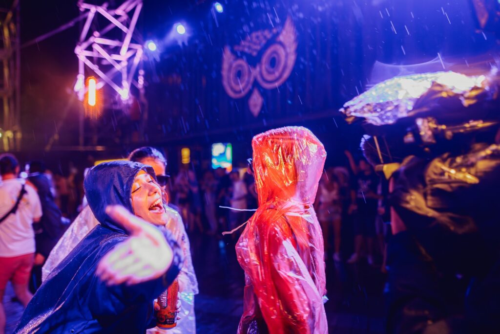 Prima zi a festivalului a însemnat redescoperirea Domeniului Banffy, cu toate surprizele pregătite de organizatori și, de dragul tradiției, prima ploaie, scurtă dar suficientă pentru a păstra atmosfera proaspătă până târziu în noapte.