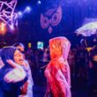 Prima zi a festivalului a însemnat redescoperirea Domeniului Banffy, cu toate surprizele pregătite de organizatori și, de dragul tradiției, prima ploaie, scurtă dar suficientă pentru a păstra atmosfera proaspătă până târziu în noapte.