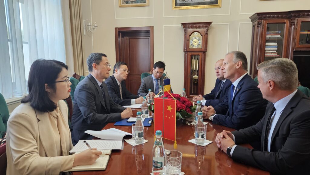 O delegație condusă de ambasadorul Chinei în România Han Chunlin, s-a întâlnit cu președintele Consiliului Județean (CJ) Sălaj, Dinu Iancu-Sălăjanu.