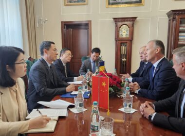 O delegație condusă de ambasadorul Chinei în România Han Chunlin, s-a întâlnit cu președintele Consiliului Județean (CJ) Sălaj, Dinu Iancu-Sălăjanu.