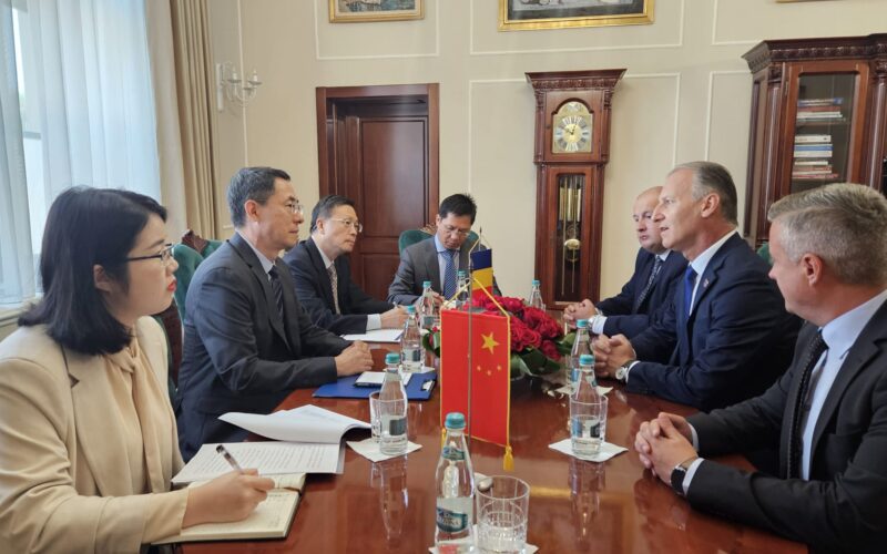 O delegație condusă de ambasadorul Chinei în România Han Chunlin, s-a întâlnit cu președintele Consiliului Județean (CJ) Sălaj, Dinu Iancu-Sălăjanu.