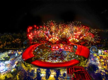 ​Pentru a treia zi consecutiv, cea de-a 8-a ediție a festivalului UNTOLD a fost una memorabilă, trăită cu o bucurie uriașă de cei peste 110.000 de fani din toată lumea care au celebrat alături de artiștii preferați, muzica și bucuria de a fi împreună cu prietenii. UNTOLD e o lume care se deschide pentru patru zile și patru nopți, o plimbare într-un carusel de genuri muzicale, zâmbete și dans până dimineață. Mainstage-ul UNTOLD și-a deschis porțile pentru cea de-a treia zi de festival, pentru live act-uri în premieră dar și pentru DJ set-uri în exclusivitate. DJ-ul numărul 1 al lumii, Martin Garrix, a generat o euforie uriașă pe Cluj-Arena. Set-ul live al olandezului a fost energie pură de la prima până la ultima măsură. Cu versiuni remix, realizate special pentru show-ul de le UNTOLD, sau cu producții noi lansate, Garrix le-a mulțumit fanilor din România. Cu o pasiunea extraordinară pentru muzică și recunoștință pentru fanii care-i sunt alături de fiecare dată, Garrix a electrizat atmosfera din mainstage-ul UNTOLD. Cu un set în care a inclus “In The Name Of Love”, „Higher Ground”, „Animals”, „Huricane” sau imnul de festival „High On Life”, Garrix a generat un spectacol vizual total. A fost un moment care a transformat Cluj Arena într-un univers unic, universul UNTOLD – The World Capital of Night and Magic! ​Dar UNTOLD e mai mult decât un festival muzical, e și dragoste! Energia frumoasă a olandezului, atmosfera ireală de pe Cluj-Arena, publicul în extaz sau toate aceste detalii la un loc au fost ideale pentru o cerere în căsătorie, chiar în fața mainstage-ului de festival. Ea a spus “Da!”, iar momentul a fost aplaudat de fanii care se aflau lângă acest cuplu. ​Cu un palmares impresionant, artistul din spatele succesului “Unforgettable”, single cu peste 1,657 miliarde de ascultări pe Spotify, French Montana aka Frenchy aka Macaroni with the cheese aka Frenchington a urcat pentru prima dată pe mainstage-ul festivalului UNTOLD pentru un show live plin de energie, în care toată lumea aflată pe Cluj-Arena a cântat și a dansat. Rapper-ul american și echipa sa au fost impresionați de publicul pe care l-au descoperit în România. Zecile de mii de fani de la mainstage au cântat la unison cele mai cunoscute piese ale lui French Montana, care a invitat pe scenă doua fete din public pentru o sesiune de twerk. Alături de un DJ și un MC, French Montana a reușit să facă o arenă să danseze la unison. “Ați creat o atmosferă magică!”, a spus Montana, care la finalul show-ului live le-a a mulțumit fanilor UNTOLD. ​Pentru cel de-al optulea capitol al legendei UNTOLD, a treia zi de festival a fost marcată de o altă premieră alături de unul dintre cei mai mari creativi artiști ai lumii, Eric Prydz. Suedezul nu e doar un DJ, e unul dintre cei mai inovatori artiști din muzica electronică, e un producător sofisticat, trăiește pentru a face muzica și este considerat un icon al scenei electronice. ​Un DJ sofisticat care-și construiește set-urile live, singurul artist din lume care a primit acordul trupei Pink Floyd pentru a folosi un sample din uriașul success “Another Brick In The Wall”, Eric Prydz a purtat fanii UNTOLD într-o călătorie prin lumea sound-ului tech și techno. ​Venit pentru prima dată la UNTOLD, Zhu și-a hipnotizat publicul cu sound-ul deep și vocea sa magică. Toată lumea de la mainstage a cântat împreună cu artistul de origine americană, fiecare piesă inclusă în live set. De la ,,In The Morning”, ,,Came For The Low”, până la uriașul succes ,,Faded” sau cel mai nou single, “Changes”, toate piesele au avut un impact emoțional puternic și pentru fani și pentru Zhu, care a colaborat de pe mainstage pentru a-și saluta fanii. ​Ziua de sâmbătă a fost una a premierelor pe Cluj-Arena. Unul dintre proiectele legendare in muzica electronică, Thievery Corporation au oferit un show live în care au combinat elemente de trip-hop, dub, lounge și electronic. “Am fost uimiți de ceea ce am descoperit la UNTOLD, de conexiunea pe care am avut-o cu publicul aici. Este extraordinar să descoperi un festival care susține și artiștii care nu sunt din categoria mainstream, iar acest detaliu diferențiază UNTOLD-ul de alte festivaluri din lume. Uneori e bine să iei o pauză de la a căuta fericirea și să alegi să fii fericit, asta am simțit în această seară pe scena principală UNTOLD”, au declarant membrii Thievery Corporation. ​Una dintre premierele ediției de anul acesta a fost și DJ BLISS, un artist care a ajuns pentru prima dată la un festival european, recunoscut pentru contribuția sa inovatoare la scena muzicii electronice din Dubai. Cunoscut și ca „reprezentantul beat-urilor din Orientul Mijlociu”, DJ BLISS a fost impresionat de tot ceea ce festivalul UNTOLD înseamnă: energie frumoasă, scene care oferă un mix variat de stiluri muzicale și de publicul din România. B Jones și WizTheMC au făcut parte din line-up-ul de mainstage pentru cea de-a treia zi de festival. UNTOLD a oferit momente și live-uri speciale și la scenele secundare ale festivalului ​Un duo considerat iconic în cultura underground, duo-ul Tale Of Us, alături de Priku, Charlie, Woo York (Live) și Mihigh, au transformat scena Galaxy într-un univers în care spațiul și timpul nu au contat, a contat doar pasiunea și dragostea pentru muzica techno. ​În cea de-a treia zi a festivalului UNTOLD, scena Alchemy e fost locul în care iubitorii de trap, hip-hop, dubstep sau drum’n’bass au cântat și au dansat alături de artiștii preferați. O premieră pentru ediția de anul acesta a fost DJ-ul și producătorul Apashe, care a fost uimit de ceea ce a găsit în România, un public care se conectează autentic la muzică. Killa Fonic, Deliric X Silent Strike, Ian, FC DND, Marko Glass ft. BVCOVIA și OG Eastbull sunt artiștii care au ajuns la scena Alchemy. Doi dintre cei mai mari DJ ai lumii, francezul David Guetta și Armin van Buuren sunt headlinerii zilei de duminică. În această seară, mainstage-ul UNTOLD va fi deschis de Almud, urmat de Vama, FERG, Years & Years, Fedde Le Grand. Accesul în festival se face începând cu ora 16:00. Fanii UNTOLD se pot înregistra pentru ediția 2024 a festivalului accesând: https://untold.com/register. CONTACT: Ioana Chereji Head of Communication UNTOLD Universe ioana.chereji@untold.com ​Pentru a treia zi consecutiv, cea de-a 8-a ediție a festivalului UNTOLD a fost una memorabilă, trăită cu o bucurie uriașă de cei peste 110.000 de fani din toată lumea care au celebrat alături de artiștii preferați, muzica și bucuria de a fi împreună cu prietenii. UNTOLD e o lume care se deschide pentru patru zile și patru nopți, o plimbare într-un carusel de genuri muzicale, zâmbete și dans până dimineață. Mainstage-ul UNTOLD și-a deschis porțile pentru cea de-a treia zi de festival, pentru live act-uri în premieră dar și pentru DJ set-uri în exclusivitate. DJ-ul numărul 1 al lumii, Martin Garrix, a generat o euforie uriașă pe Cluj-Arena. Set-ul live al olandezului a fost energie pură de la prima până la ultima măsură. Cu versiuni remix, realizate special pentru show-ul de le UNTOLD, sau cu producții noi lansate, Garrix le-a mulțumit fanilor din România. Cu o pasiunea extraordinară pentru muzică și recunoștință pentru fanii care-i sunt alături de fiecare dată, Garrix a electrizat atmosfera din mainstage-ul UNTOLD. Cu un set în care a inclus “In The Name Of Love”, „Higher Ground”, „Animals”, „Huricane” sau imnul de festival „High On Life”, Garrix a generat un spectacol vizual total. A fost un moment care a transformat Cluj Arena într-un univers unic, universul UNTOLD – The World Capital of Night and Magic! ​Dar UNTOLD e mai mult decât un festival muzical, e și dragoste! Energia frumoasă a olandezului, atmosfera ireală de pe Cluj-Arena, publicul în extaz sau toate aceste detalii la un loc au fost ideale pentru o cerere în căsătorie, chiar în fața mainstage-ului de festival. Ea a spus “Da!”, iar momentul a fost aplaudat de fanii care se aflau lângă acest cuplu. ​Cu un palmares impresionant, artistul din spatele succesului “Unforgettable”, single cu peste 1,657 miliarde de ascultări pe Spotify, French Montana aka Frenchy aka Macaroni with the cheese aka Frenchington a urcat pentru prima dată pe mainstage-ul festivalului UNTOLD pentru un show live plin de energie, în care toată lumea aflată pe Cluj-Arena a cântat și a dansat. Rapper-ul american și echipa sa au fost impresionați de publicul pe care l-au descoperit în România. Zecile de mii de fani de la mainstage au cântat la unison cele mai cunoscute piese ale lui French Montana, care a invitat pe scenă doua fete din public pentru o sesiune de twerk. Alături de un DJ și un MC, French Montana a reușit să facă o arenă să danseze la unison. “Ați creat o atmosferă magică!”, a spus Montana, care la finalul show-ului live le-a a mulțumit fanilor UNTOLD. ​Pentru cel de-al optulea capitol al legendei UNTOLD, a treia zi de festival a fost marcată de o altă premieră alături de unul dintre cei mai mari creativi artiști ai lumii, Eric Prydz. Suedezul nu e doar un DJ, e unul dintre cei mai inovatori artiști din muzica electronică, e un producător sofisticat, trăiește pentru a face muzica și este considerat un icon al scenei electronice. ​Un DJ sofisticat care-și construiește set-urile live, singurul artist din lume care a primit acordul trupei Pink Floyd pentru a folosi un sample din uriașul success “Another Brick In The Wall”, Eric Prydz a purtat fanii UNTOLD într-o călătorie prin lumea sound-ului tech și techno. ​Venit pentru prima dată la UNTOLD, Zhu și-a hipnotizat publicul cu sound-ul deep și vocea sa magică. Toată lumea de la mainstage a cântat împreună cu artistul de origine americană, fiecare piesă inclusă în live set. De la ,,In The Morning”, ,,Came For The Low”, până la uriașul succes ,,Faded” sau cel mai nou single, “Changes”, toate piesele au avut un impact emoțional puternic și pentru fani și pentru Zhu, care a colaborat de pe mainstage pentru a-și saluta fanii. ​Ziua de sâmbătă a fost una a premierelor pe Cluj-Arena. Unul dintre proiectele legendare in muzica electronică, Thievery Corporation au oferit un show live în care au combinat elemente de trip-hop, dub, lounge și electronic. “Am fost uimiți de ceea ce am descoperit la UNTOLD, de conexiunea pe care am avut-o cu publicul aici. Este extraordinar să descoperi un festival care susține și artiștii care nu sunt din categoria mainstream, iar acest detaliu diferențiază UNTOLD-ul de alte festivaluri din lume. Uneori e bine să iei o pauză de la a căuta fericirea și să alegi să fii fericit, asta am simțit în această seară pe scena principală UNTOLD”, au declarant membrii Thievery Corporation. ​Una dintre premierele ediției de anul acesta a fost și DJ BLISS, un artist care a ajuns pentru prima dată la un festival european, recunoscut pentru contribuția sa inovatoare la scena muzicii electronice din Dubai. Cunoscut și ca „reprezentantul beat-urilor din Orientul Mijlociu”, DJ BLISS a fost impresionat de tot ceea ce festivalul UNTOLD înseamnă: energie frumoasă, scene care oferă un mix variat de stiluri muzicale și de publicul din România. B Jones și WizTheMC au făcut parte din line-up-ul de mainstage pentru cea de-a treia zi de festival. UNTOLD a oferit momente și live-uri speciale și la scenele secundare ale festivalului ​Un duo considerat iconic în cultura underground, duo-ul Tale Of Us, alături de Priku, Charlie, Woo York (Live) și Mihigh, au transformat scena Galaxy într-un univers în care spațiul și timpul nu au contat, a contat doar pasiunea și dragostea pentru muzica techno. ​În cea de-a treia zi a festivalului UNTOLD, scena Alchemy e fost locul în care iubitorii de trap, hip-hop, dubstep sau drum’n’bass au cântat și au dansat alături de artiștii preferați. O premieră pentru ediția de anul acesta a fost DJ-ul și producătorul Apashe, care a fost uimit de ceea ce a găsit în România, un public care se conectează autentic la muzică. Killa Fonic, Deliric X Silent Strike, Ian, FC DND, Marko Glass ft. BVCOVIA și OG Eastbull sunt artiștii care au ajuns la scena Alchemy. Doi dintre cei mai mari DJ ai lumii, francezul David Guetta și Armin van Buuren sunt headlinerii zilei de duminică. În această seară, mainstage-ul UNTOLD va fi deschis de Almud, urmat de Vama, FERG, Years & Years, Fedde Le Grand. Accesul în festival se face începând cu ora 16:00. Fanii UNTOLD se pot înregistra pentru ediția 2024 a festivalului accesând: https://untold.com/register. CONTACT: Ioana Chereji Head of Communication UNTOLD Universe ioana.chereji@untold.com