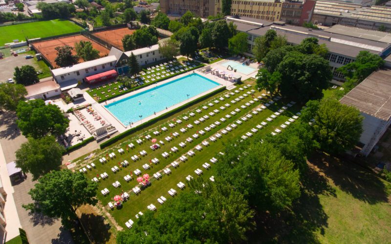 Este începutul unei noi săptămâni în care se anunță temperaturi caniculare în majoritatea zonelor din țară iar mii de români vor căuta un ștrand sau o piscină pentru a se răcori și a petrece o zi frumoasă alături de cei dragi.