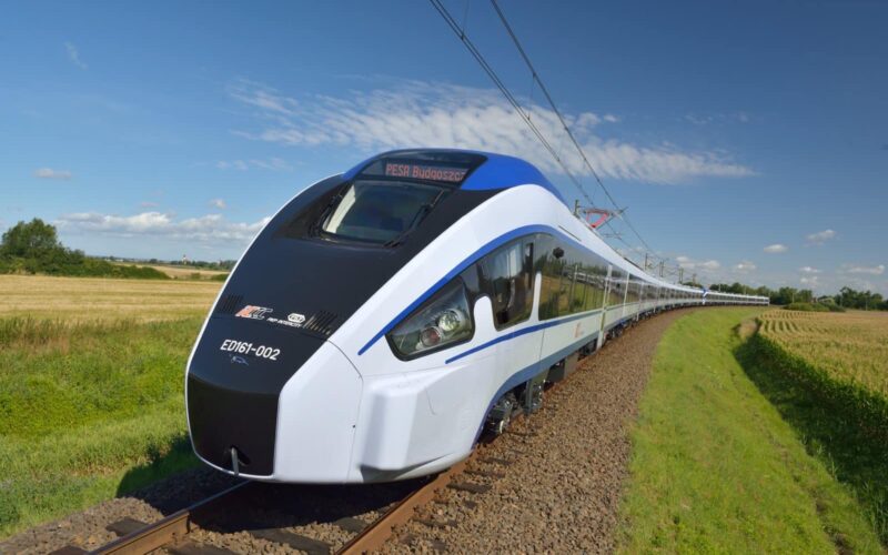 Pojazdy Szynowe Bygdoszcz Spolka Akcyjna (PESA) a câștigat licitația pentru 20 de rame electrice destinate serviciilor publice obligatorii de transport feroviar de călători de mediu și lung parcurs și serviciile de mentenanță pe 15 ani. 
