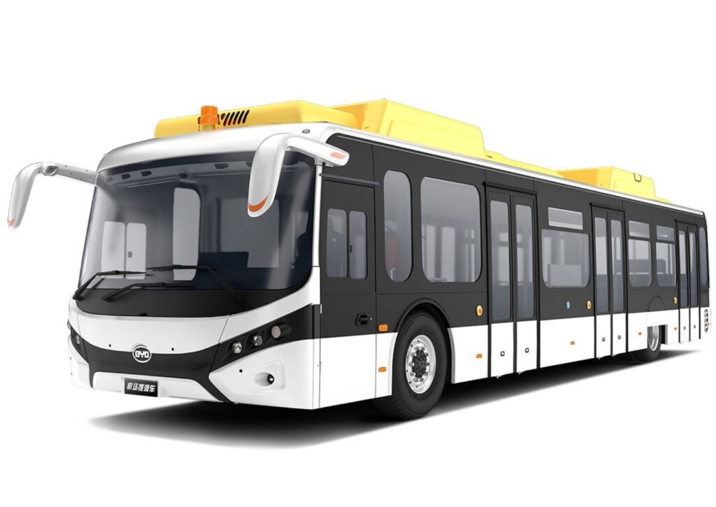 Aeroportul Internațional Avram Iancu Cluj (AIAIC) este primul din România care achiziționează un autobuz electric pentru transportul pasagerilor la aeronave.