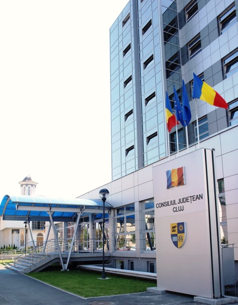 Consiliul Județean (CJ) Cluj a găzduit o videoconferință online, prin care primarii au fost informați asupra oportunităților de finanțare oferite prin intermediul Programului Operațional Incluziune și Demnitate Socială (POIDS) 2021–2027 și a Programului Operațional Educație și Ocupare (POEO) 2021-2027.