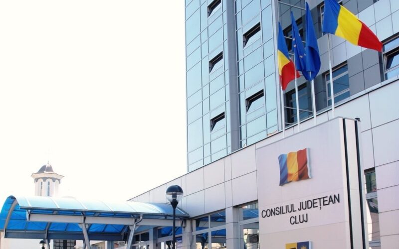 Consiliul Județean (CJ) Cluj a găzduit o videoconferință online, prin care primarii au fost informați asupra oportunităților de finanțare oferite prin intermediul Programului Operațional Incluziune și Demnitate Socială (POIDS) 2021–2027 și a Programului Operațional Educație și Ocupare (POEO) 2021-2027.