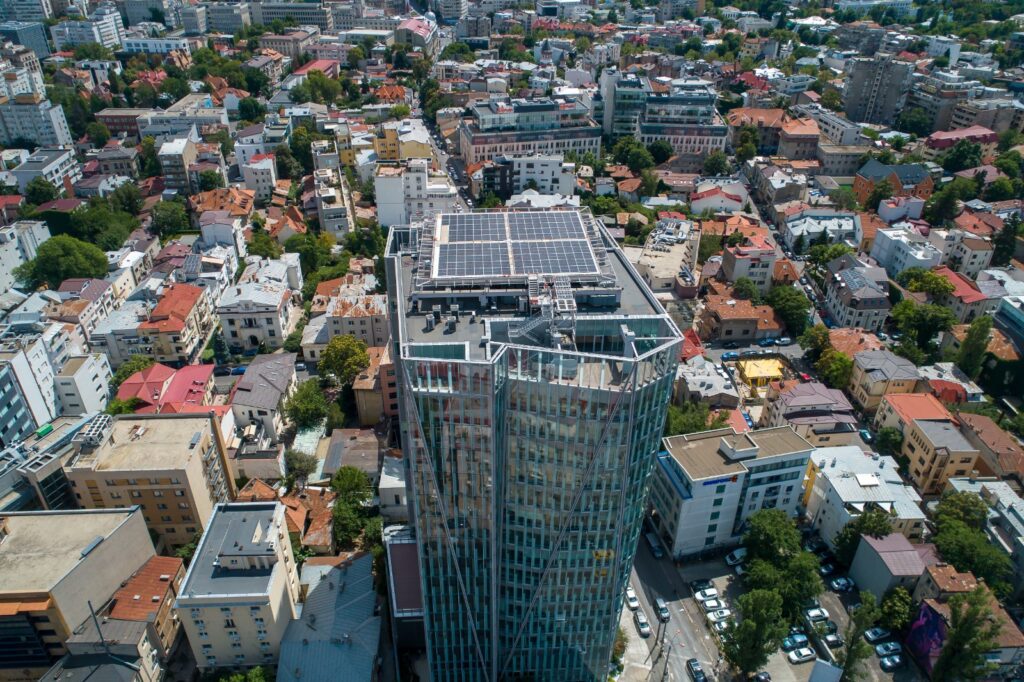 Cele două clădiri de birouri ale PPF Real Estate din centrul Bucureștiului - Crystal Tower și Metropolis - funcționează acum parțial pe bază de energie solară, după ce pe acoperișurile acestora au fost instalate panouri fotovoltaice.