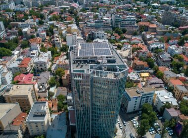 Cele două clădiri de birouri ale PPF Real Estate din centrul Bucureștiului - Crystal Tower și Metropolis - funcționează acum parțial pe bază de energie solară, după ce pe acoperișurile acestora au fost instalate panouri fotovoltaice.
