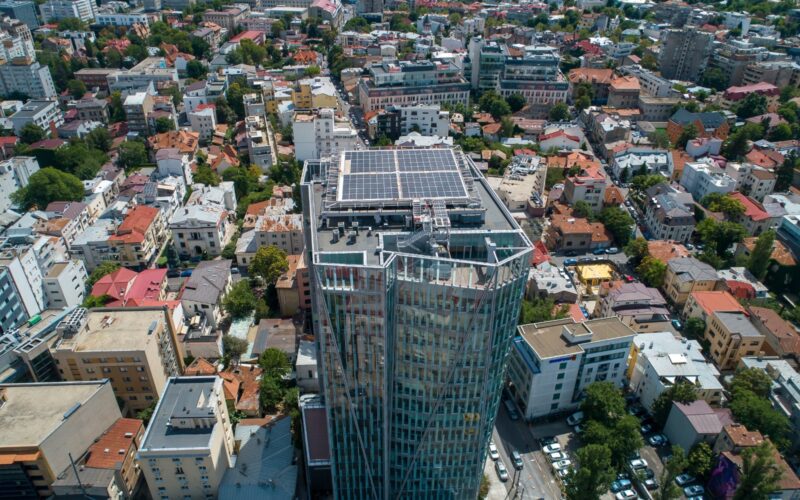 Cele două clădiri de birouri ale PPF Real Estate din centrul Bucureștiului - Crystal Tower și Metropolis - funcționează acum parțial pe bază de energie solară, după ce pe acoperișurile acestora au fost instalate panouri fotovoltaice.