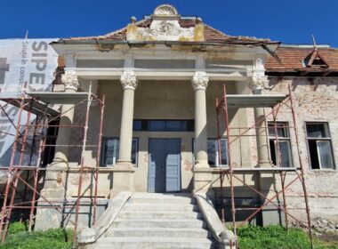 La șase luni de la semnarea contractului de proiectare și execuție, constructorul de la Conacul Szentkereszty - Bethlen avansează cu șantierul, mobilizarea fiind exemplară.