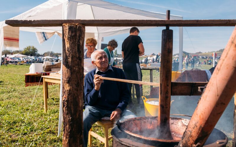 Asociația La Vultureni și Romanian Business Leaders Cluj vor organiza Festivalul Silvoiței, în care li se explică participanților procesul de obținere a preparatului tradițional din prune fierte peste 12 ore, fără adaos de zahăr.