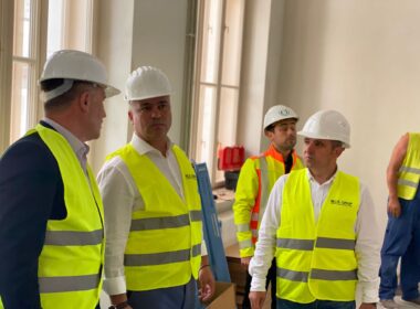 Ministrul Adrian-Ioan Veștea a fost prezent într-o vizită de lucru în municipiul Bistrița și a verificat stadiul lucrărilor la obiective de investiții finanțate de Ministerul Dezvoltării, Lucrărilor Publice și Administrației (MDLPA).