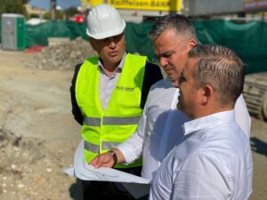 Ministrul Adrian-Ioan Veștea a fost prezent într-o vizită de lucru în municipiul Bistrița și a verificat stadiul lucrărilor la obiective de investiții finanțate de Ministerul Dezvoltării, Lucrărilor Publice și Administrației (MDLPA).