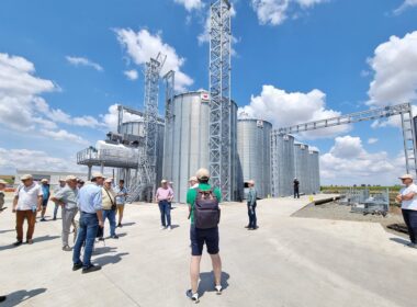 Holde Agri Invest (HAI), companie ce exploatează terenuri agricole, a anunțat finalizarea unei investiții la nivelul fermelor sale, prin construirea unui siloz cu o capacitate de stocare de 10.000 de tone în cadrul Fermei Frumușani.