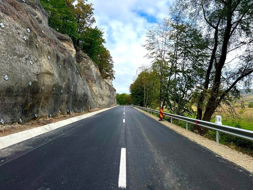 Sălajul este străbătut de cea mai densă rețea de drumuri din Regiunea de Nord-Vest, rețeaua rutieră fiind alcătuită din drumuri naționale, județene și comunale.