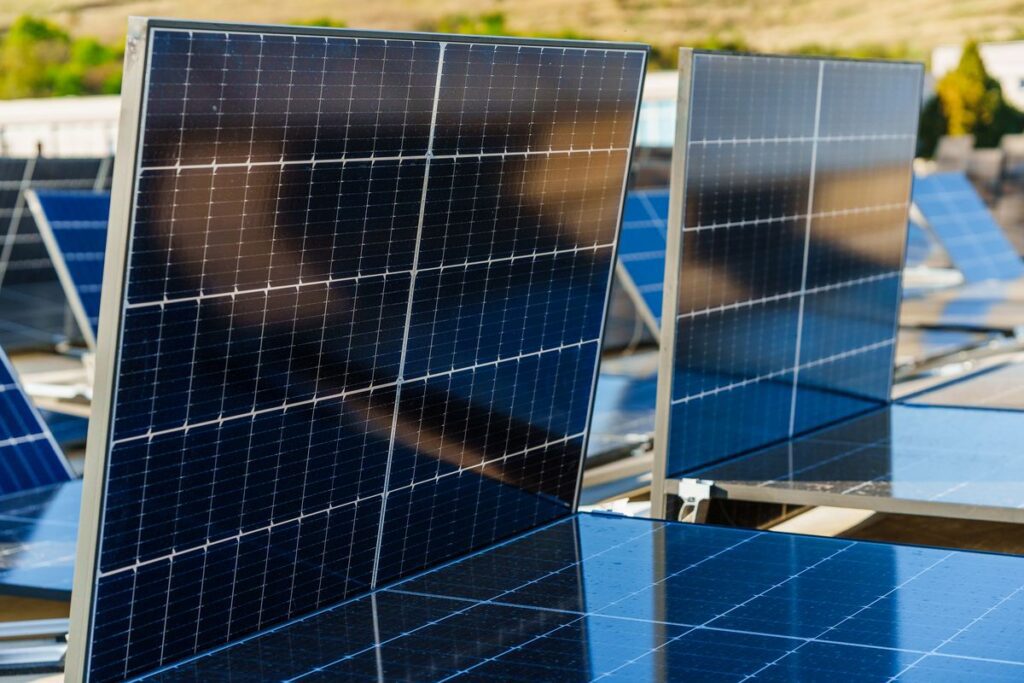 soluţie pentru producerea de energie din resurse regenerabile, prin montarea de panouri fotovoltaice pe acoperişul fabricii din Bd. Muncii.