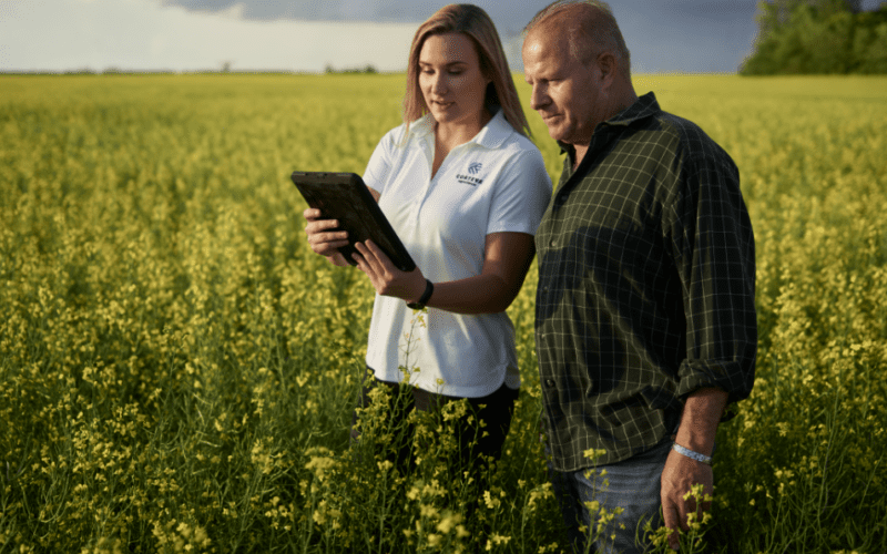 Practicile regenerative oferă o soluție durabilă pentru fermieri, implicând lucrul solului cu minimizarea eroziunii și a pierderilor de nutrienți, precum și adaptarea la diverse soiuri și specii de culturi în funcție de schimbările condițiilor de mediu.