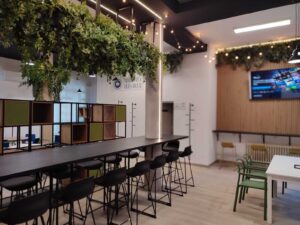 Noua cafeterie are și un perete viu, de tip grădină verticală. 