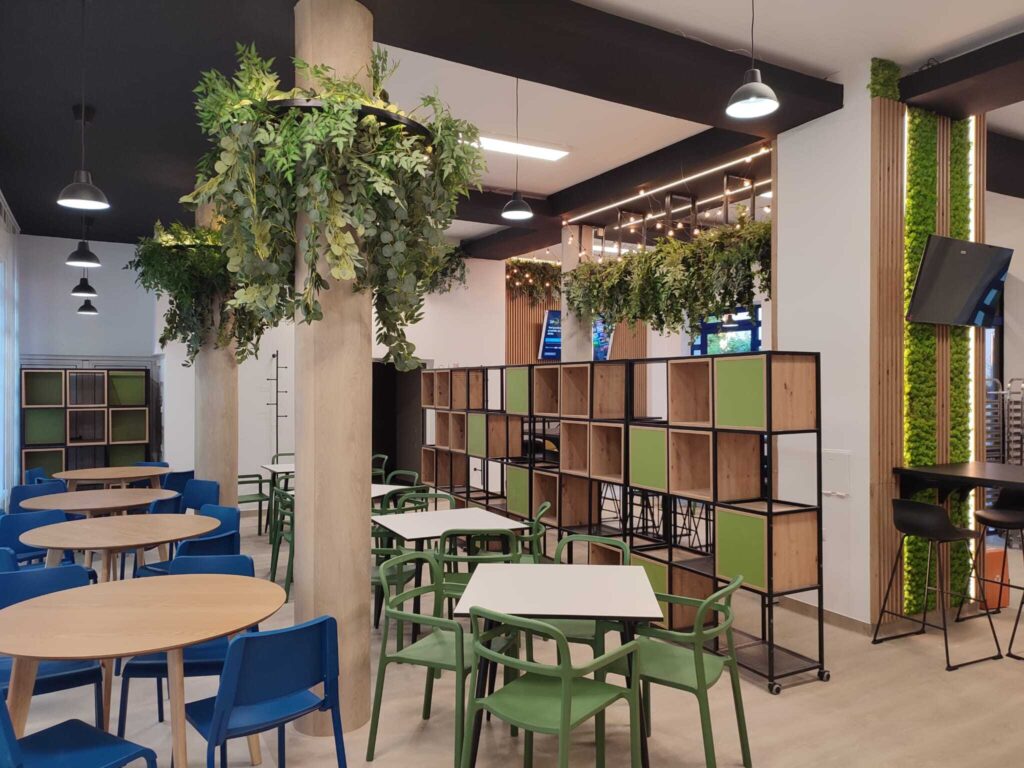 “Studenții Universității Babeș-Bolyai care aleg să mănânce la restaurantul studențesc Juventus, din Complexul Universitar Iuliu Hațieganu, beneficiază, din această toamnă de condiții excelente, cafeteria fiind recent renovată și modernizată”, a anunțat conducerea UBB Cluj.