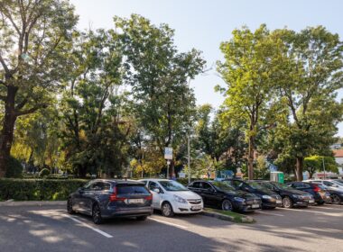 Municipalitatea clujeană demarează, în weekend, lucrările de la Parcul Caragiale, prin descoperirea Canalului Morii. Odată cu debutul șantierului, din 13 octombrie, vor fi desființate și locurile de parcare de pe str. G. Barițiu (16) și O. Petrovici (23), în fața Palatului Telefoanelor.