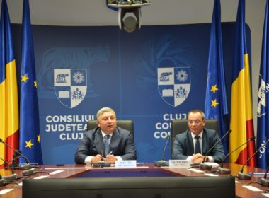Consiliul Județean (CJ) va folosi banii obținuți din emisiunea de obligațiuni în felul următor: 45 de milioane euro pentru refinanțarea împrumuturilor luate de la bănci și 30 de milioane pentru investiții.